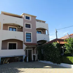 Lili Biograd Na Moru